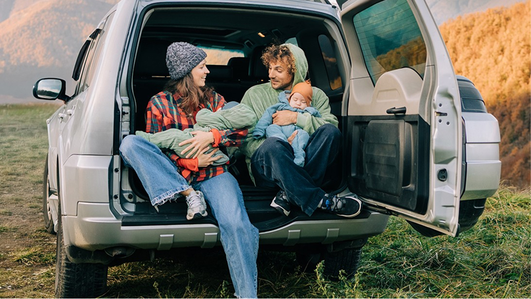 Familia joven disfrutando de las montañas en su automóvil