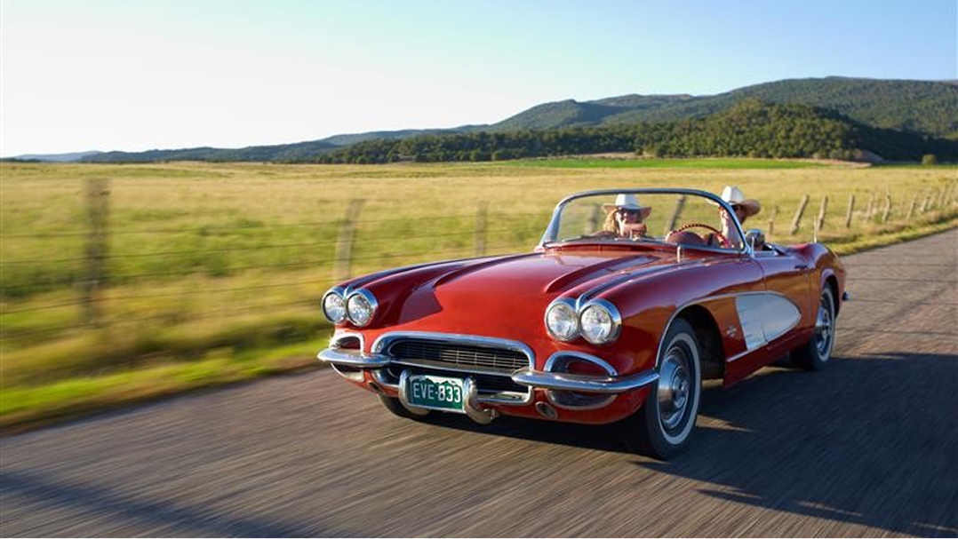 Una pareja conduce un automóvil clásico